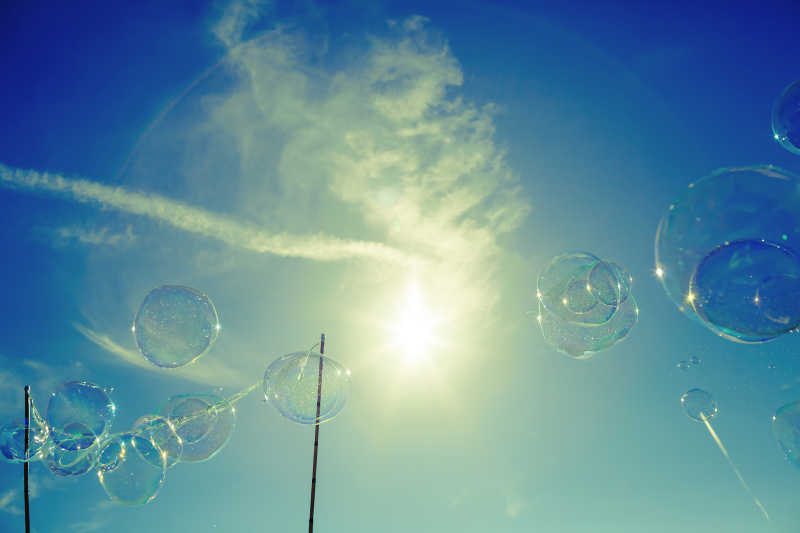 蔚蓝天空下的美丽的肥皂泡泡