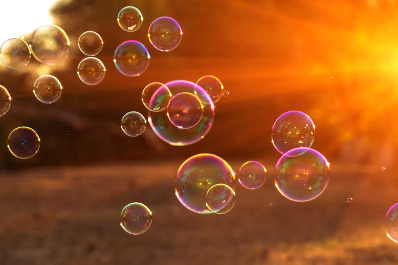 阳光下的美丽的泡泡