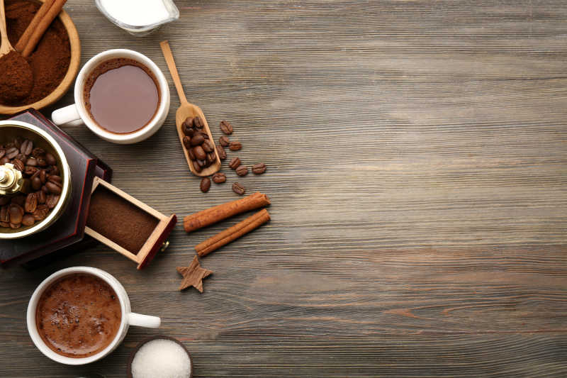 桌子上的咖啡和不同品种的咖啡豆