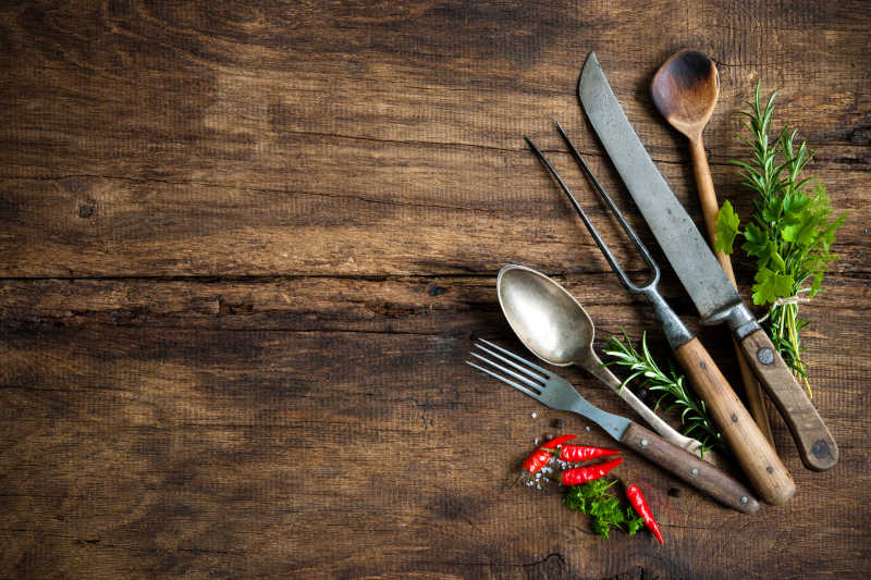 木桌上的陈旧厨房用具