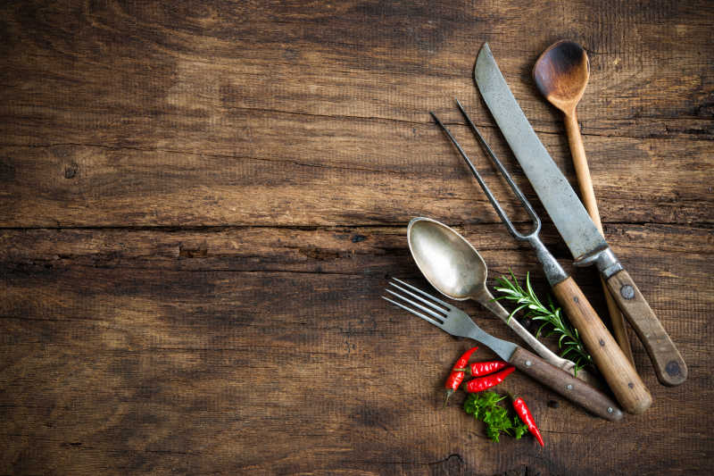 木桌上厨房餐具