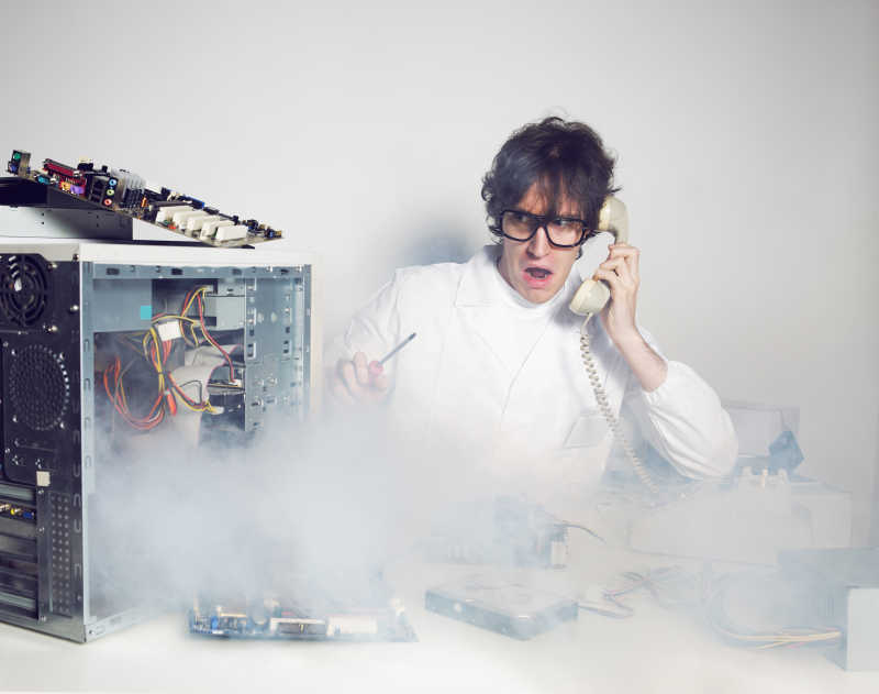 电脑出现问题打电话求助的男子