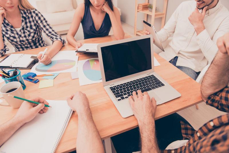 会议桌上开会的年轻人