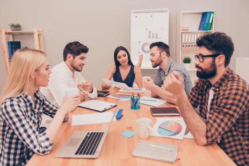 年轻经理在会议桌上交谈策划新项目