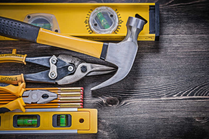 木板上的修理工具套件