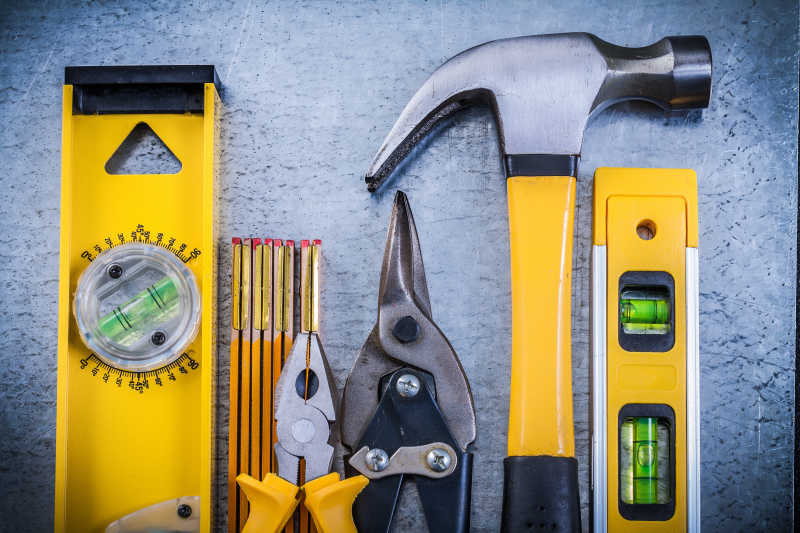 摆放整齐的电工修理工具