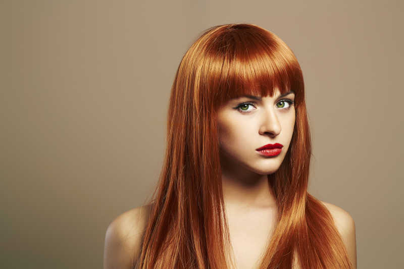 美丽的健康红发的女孩肖像