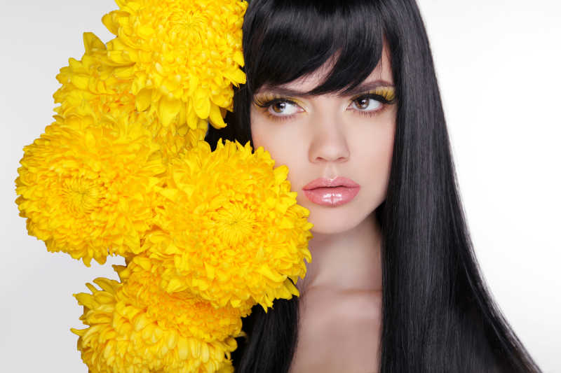 美女模特和黄色的花朵