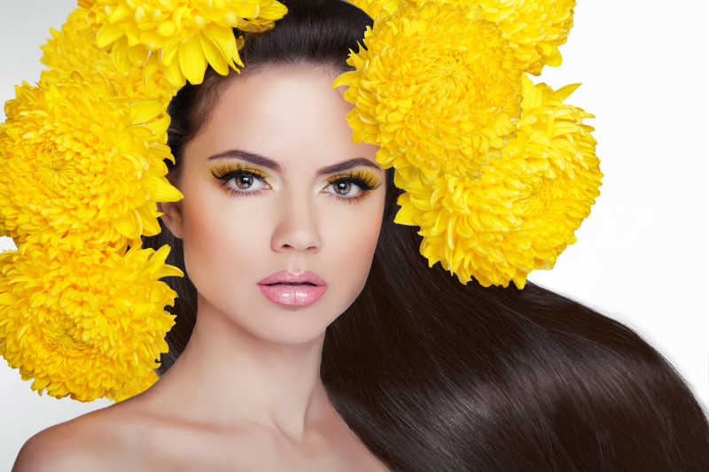 漂亮的女模特和黄色的花朵装饰