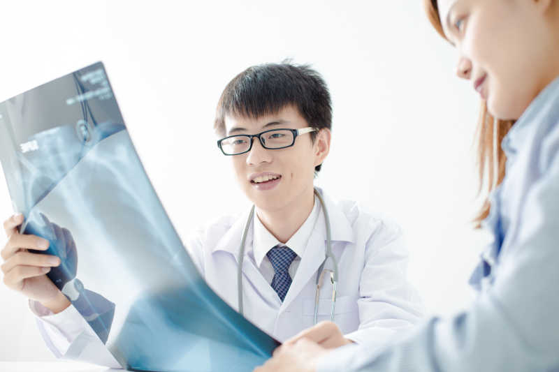 医生在给女患者解释病因