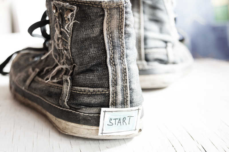 小伙子穿着灰色运动鞋