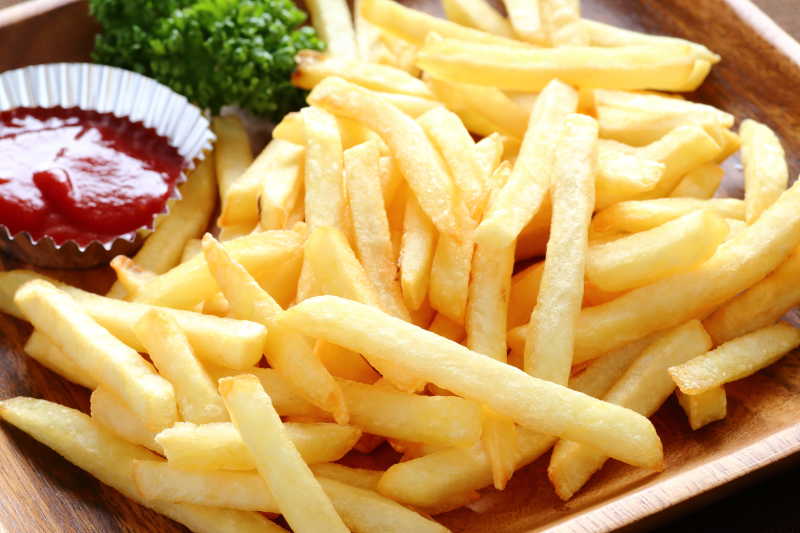 木盘里的炸薯条和番茄酱