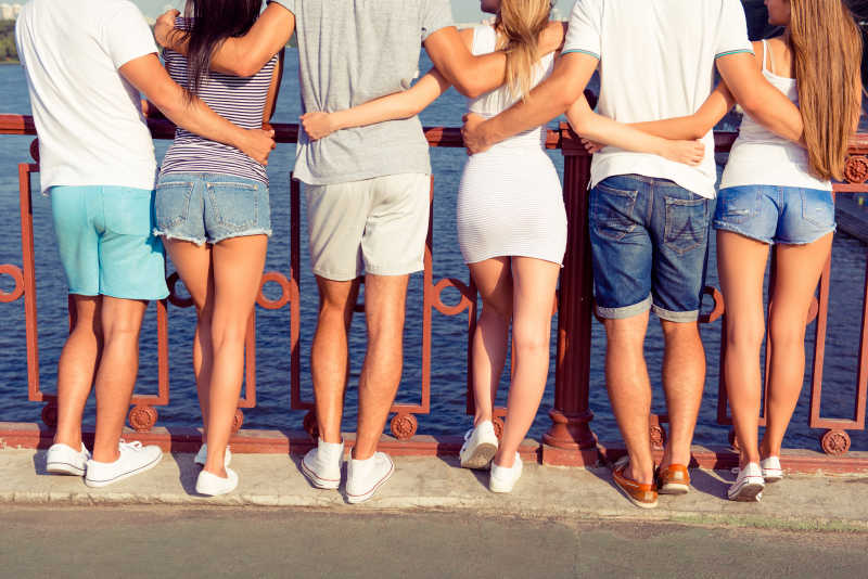 近距离的女友和男朋友在海边附近休息的照片