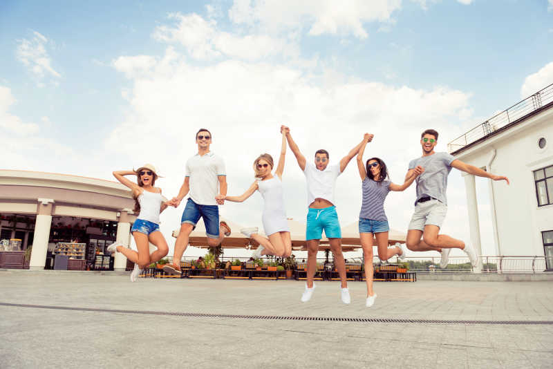 快乐的六个朋友实现目标和跳跃