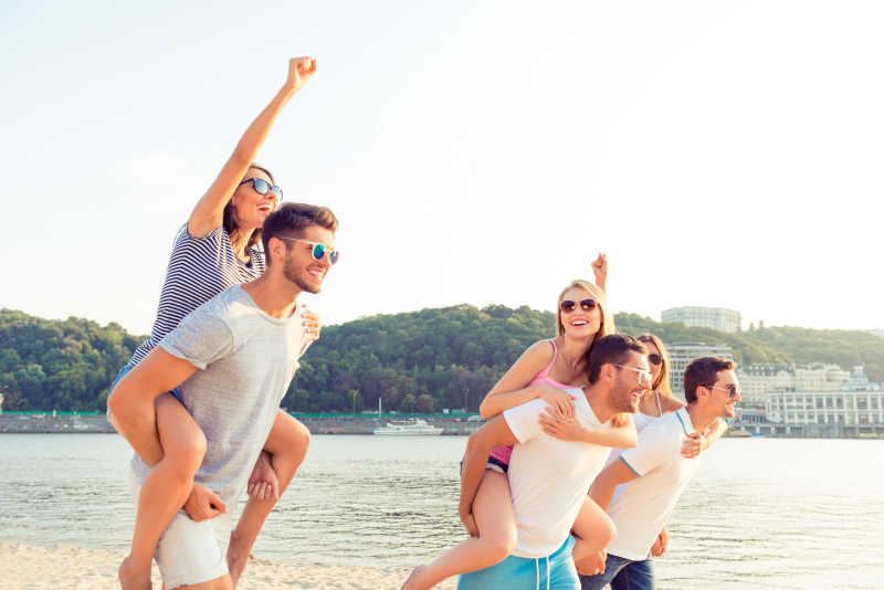 有乐趣夫妇享受假期