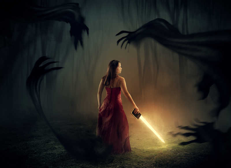 女人拿着与剑斩向无数幽灵之手