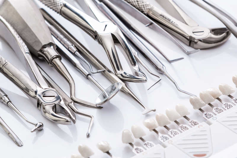 白色桌上的牙科工具与牙齿模型