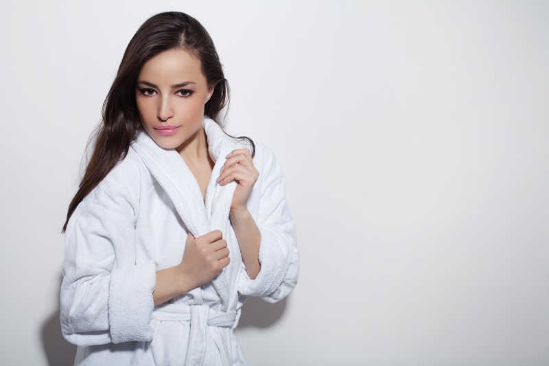 有着健康头和穿着浴袍的美女