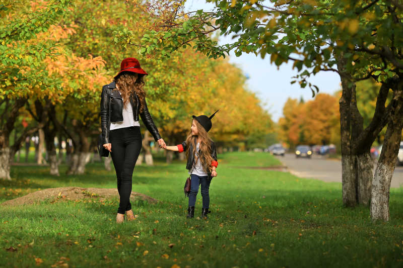 母亲带着孩子在公园散步