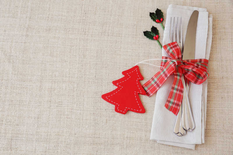 亚麻餐布上的餐具摆设