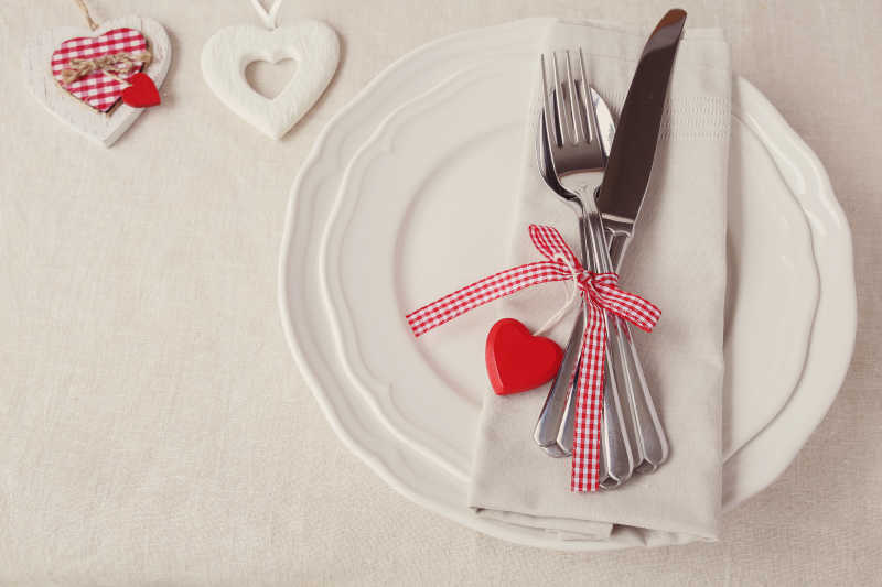 情人节餐桌上的餐具摆设