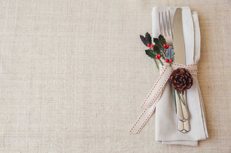 白色亚麻餐布上装饰好的餐具摆设