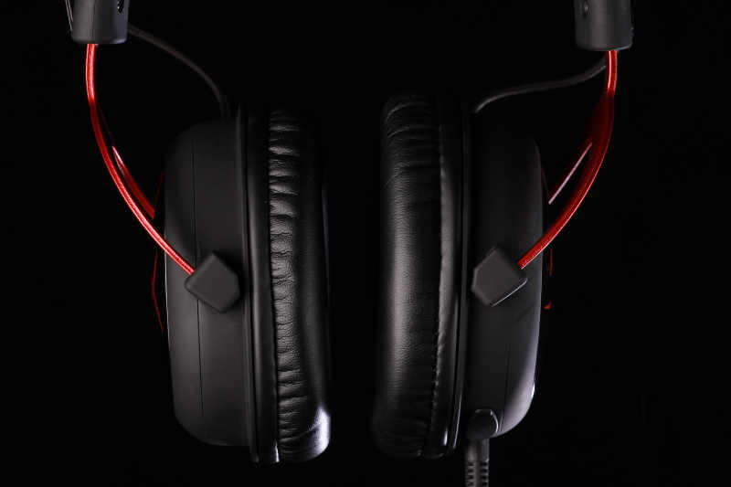 黑色背景上深黑色耳机