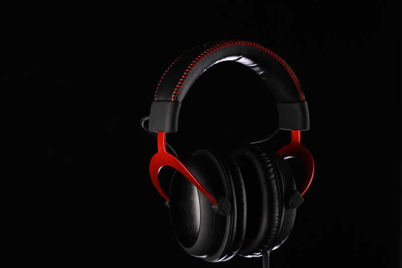 黑色背景下的黑色耳机