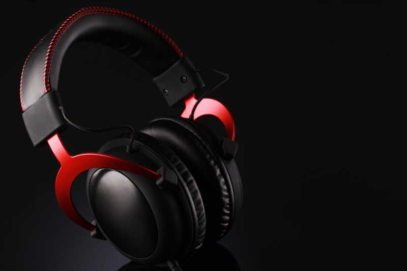 黑色背景下的黑红色耳机拍摄特写镜头