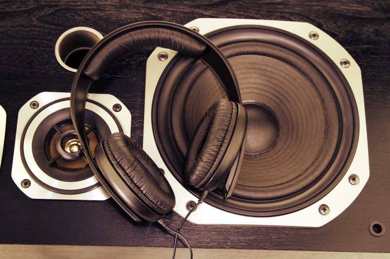 扬声器前的立体声耳机