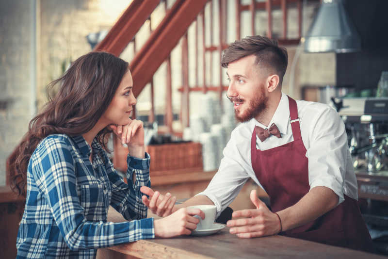 年轻顾客与服务员