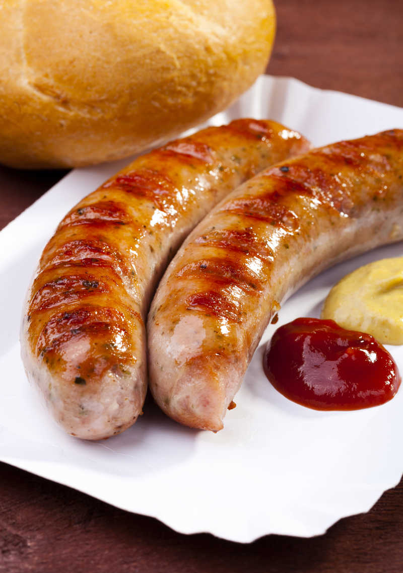 烤香肠面包和酱