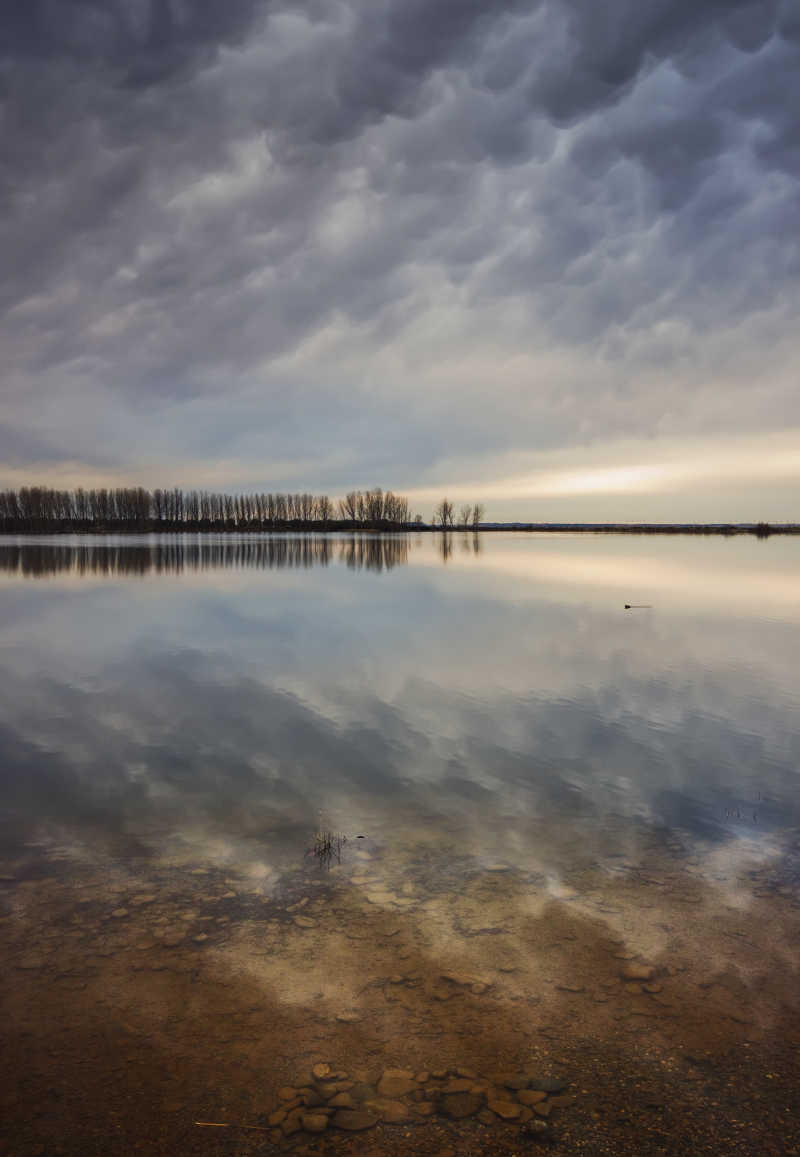 洛尔湖面倒映着美丽的蓝天