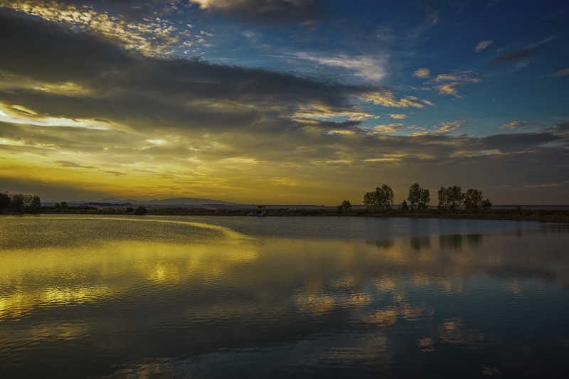 阳光下的美丽湖边景色