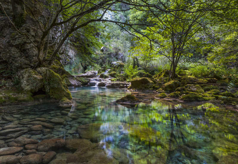 山间小湖的美丽景色