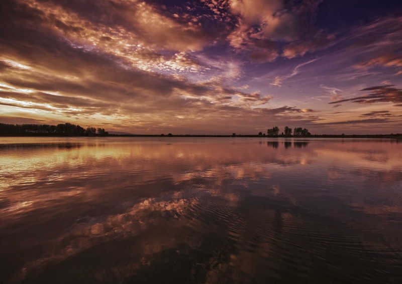 夕阳下美丽的洛尔湖风景