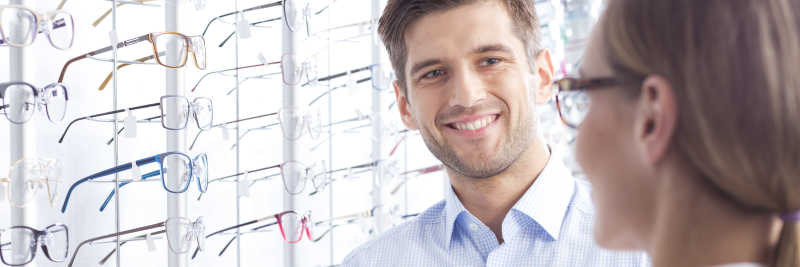 眼镜店矫正眼镜的重大选择