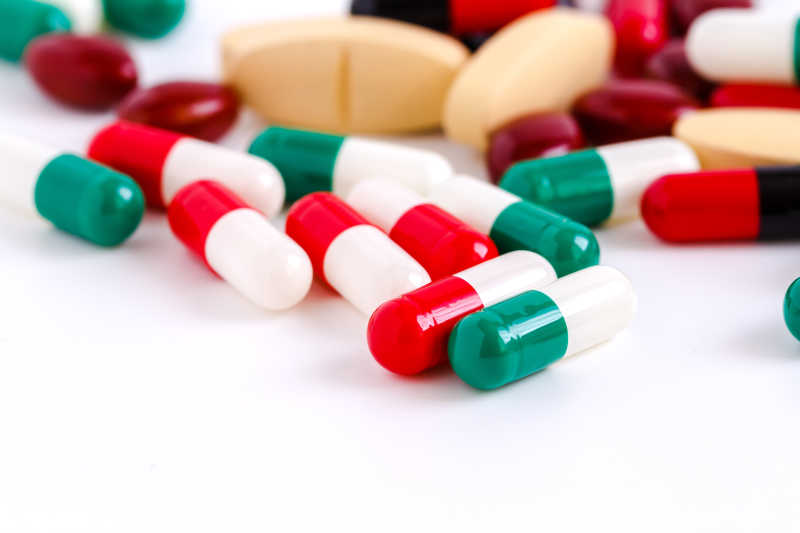 白色背景下的胶囊和药片