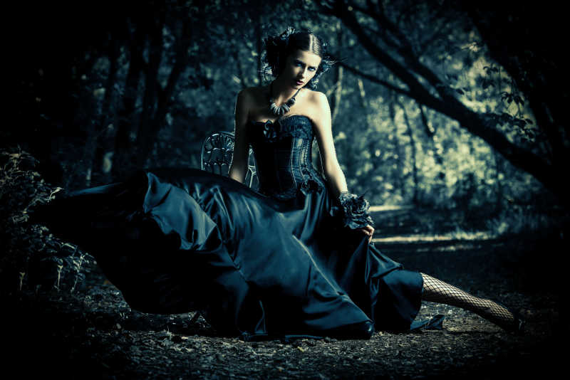 穿黑色连衣裙和黑色面纱的美女图片