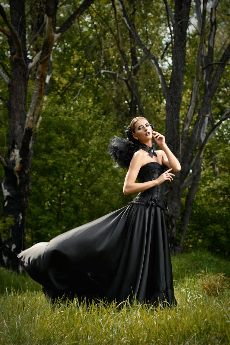 森林中草丛里的妖艳的女人