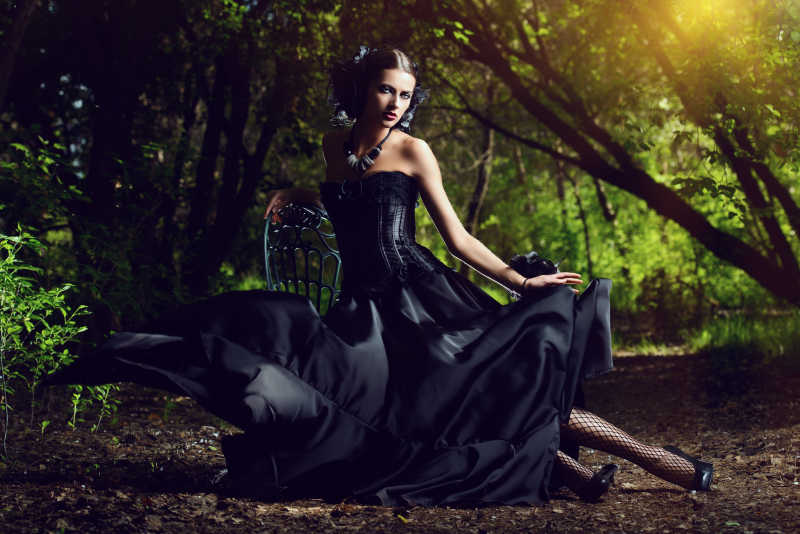 森林里的女人坐着凳子摆姿势