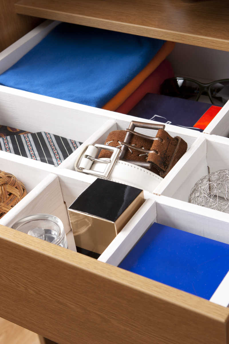 抽屉里整齐的男士服装配件