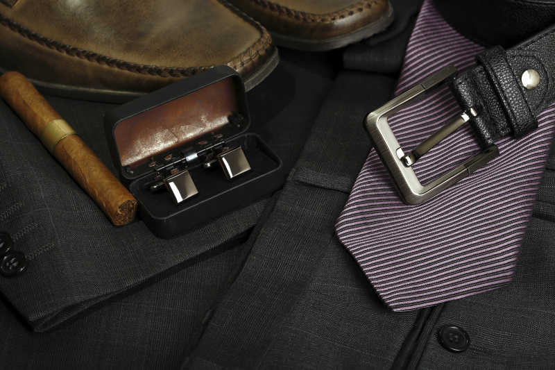 男人的西装皮带皮鞋袖扣和雪茄