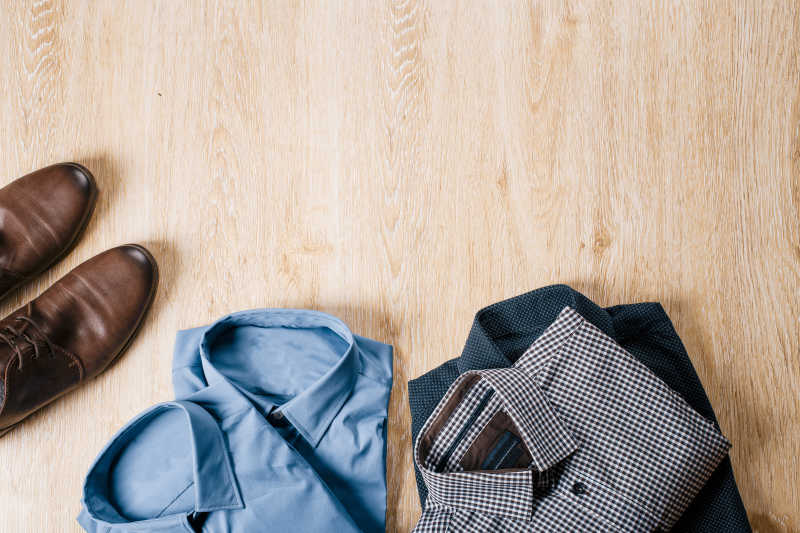 地板上的男士衬衫和皮鞋