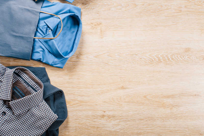 地板上的男士衬衫