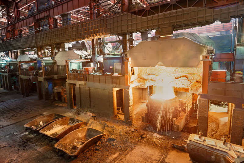 工厂车间里正在工作的熔炉