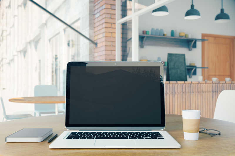 办公桌上的空白笔记本