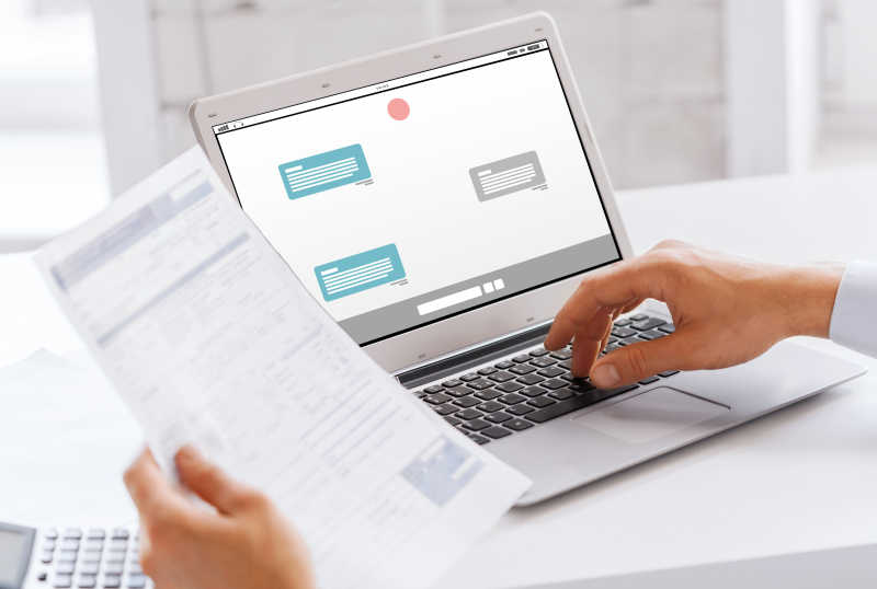 男使用笔记本电脑办公