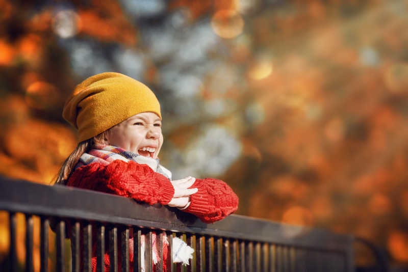 可爱的小女孩在公园散步