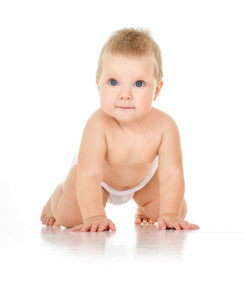 在地板上爬行的可爱婴儿